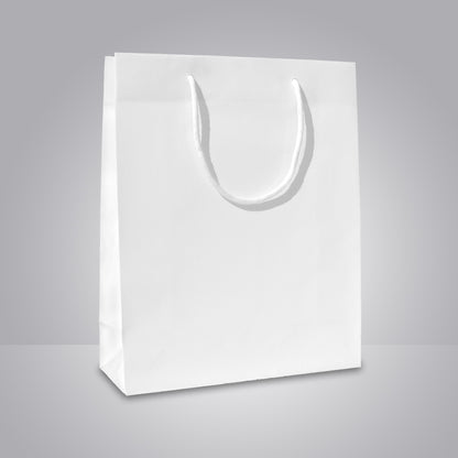 weiße papiertragetasche mit baumwollkordeln