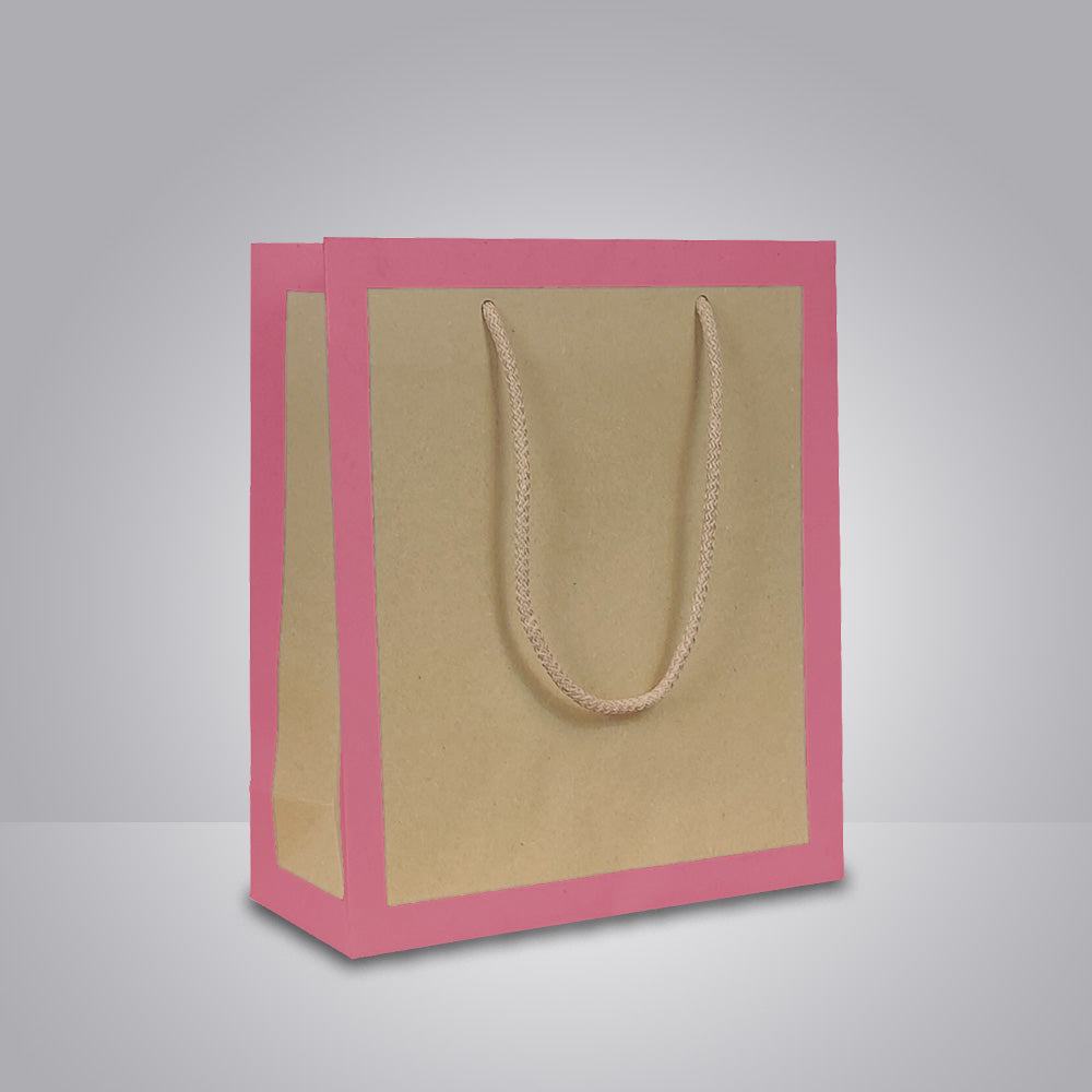 Braune Papiertasche mit Baumwollkordeln und fuchsia farbendem Rand