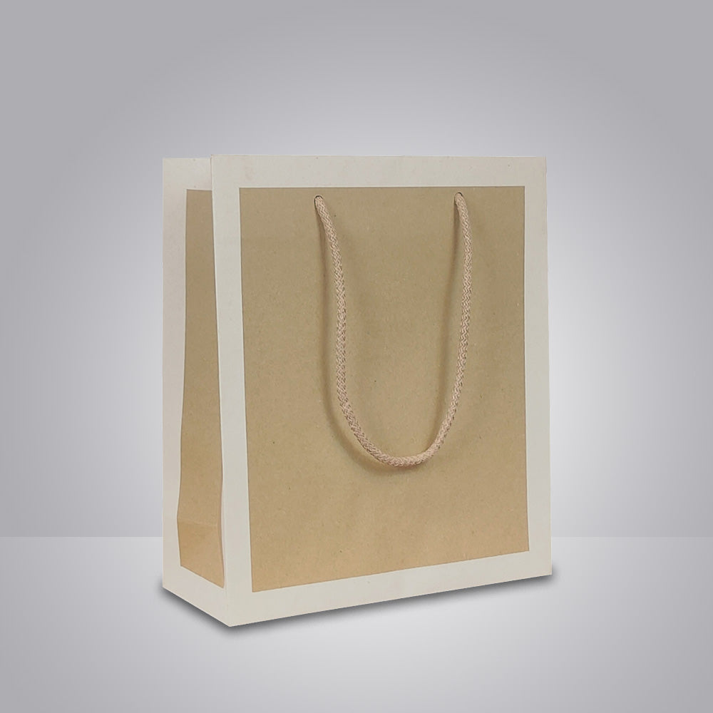 Braune Papiertasche mit Baumwollkordeln mit weißem Rand